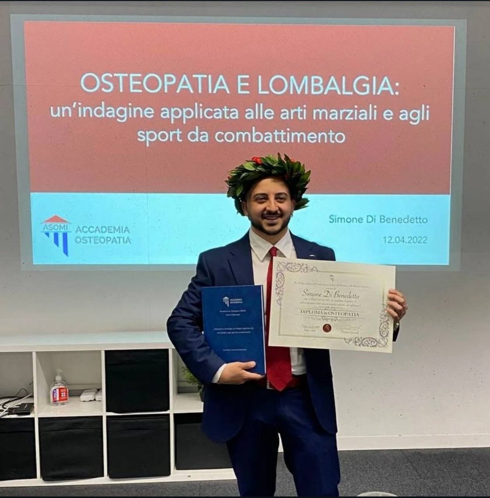 Simone Di Benedetto con il Diploma in Osteopatia ASOMI